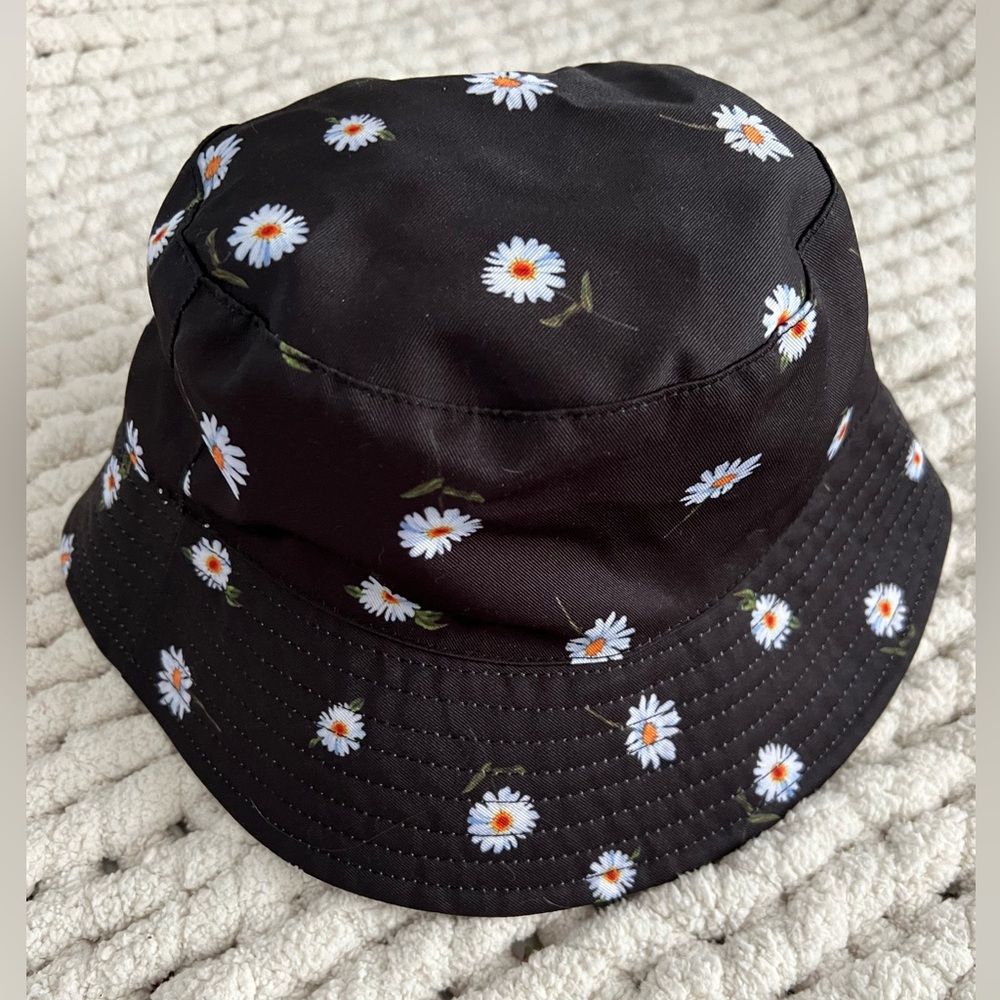 alice + olivia Daisy Reversible Sun Bucket Hat, NWOT, Black Daisy/White - Picture 4 of 14